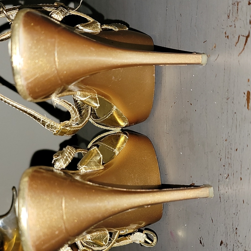 Gold heels - Picture 3 of 4